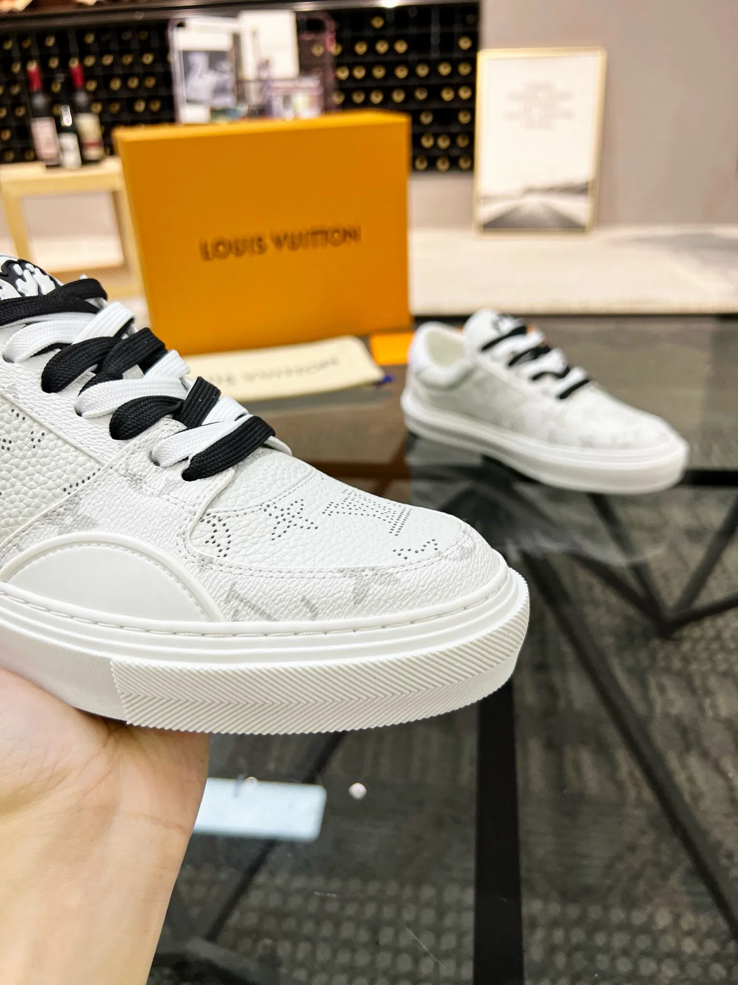 Factory price: 438💰LV top purchasing agent 🇮🇹 Lu Street Male God’s popular casual sneakers counter synchronized, uppers imported from Italy cowhide fabrics, colorful and complex handicrafts, imported water-dyed cowhide lining cowhide foot pads Soles: original soles specially provided by the factory, TPU exclusive movable molded soles super comfortable, original factory single goods, 🔍🔍high quality, you can enter and exit the counter at will, welcome to compare, code number 38-44 (45 can be ordered)